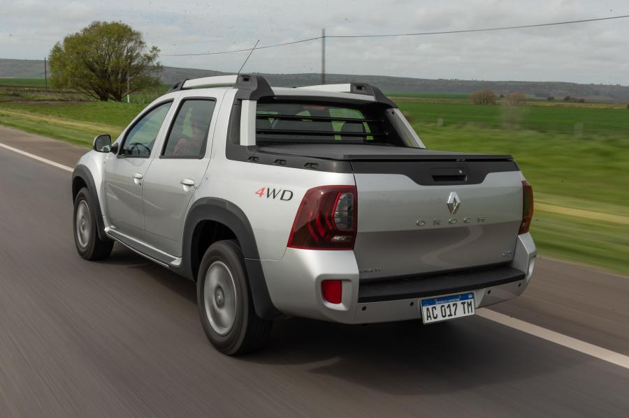  Renault Duster Oroch Dynamique 2.0 4x4 2018 года  (фото 3 из 40)